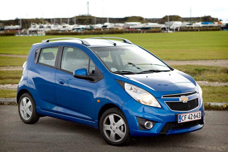 Billig kørsel. Her er de billigste bilers top 12, hvoraf den viste Chevrolet Spark for tiden er Danmarks mest solgte bil. 