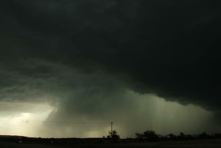 Forårsstorm. Et faretruende stormvejr med voldsomme vindstød og hagl pisker ind over USA. Billedet er fra det sydøstlige Oklahoma, hvor to mennesker har mistet livet. 