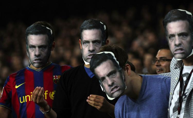Hån. FC Barcelona-fans på Camp Nous lægter iført Jose Mourinho-masker under CL-opgøret mod Shakhtar Donetsk for ti dage siden. 