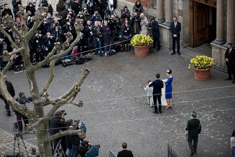 Wannabe-royalist. Der er ingen grund til at tage alting så fandens alvorligt, lærer artiklens forfatter, da han forsøger at trænge ned i royalismens mysterier. Han gør sit bedste for at efterleve budskabet. 