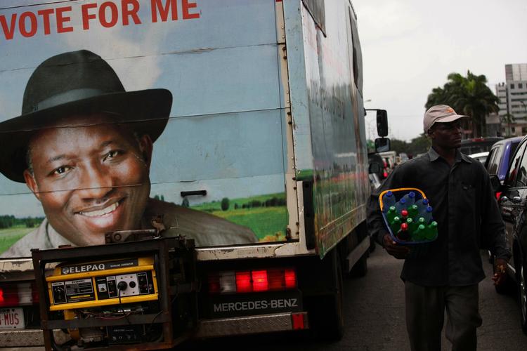 Stem. Den nuværende præsident Goodluck Jonathan har iværksat en plakatkampagne. 