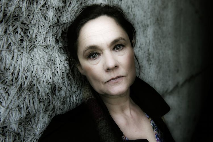 Psyken. Som instruktør tænkte Pernilla August meget på, hvordan man bliver som voksen, hvis man har haft en barndom som Leena i 'Beyond'. På den måde fik hun transformeret en social tragedie til en mere psykologisk fortælling. »Jeg er mest interesseret i den menneskelige psyke. Som ung troede jeg, at jeg skulle være psykoanalytiker«, siger hun. 