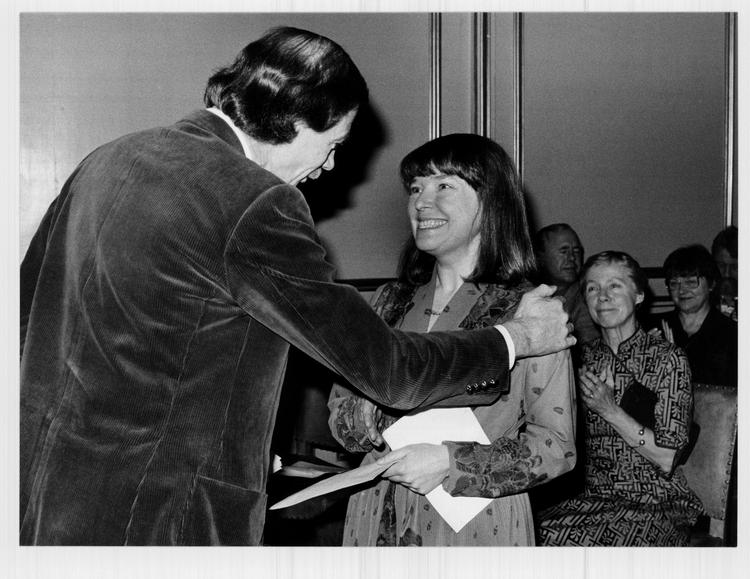 TALENTPLEJE. I sit erindringsværk fortæller Dorrit Willumsen om husmoderlige gøremål og kunstnerisk pligt. Her modtager hun som den første kvinde Det Danske Akademis store pris. 