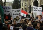 Utilfredshed. Syrerne har demonstreret mod regimet og den undtagelsestilstand, som præsidenten Bashar Al-Assad fastholder, i ugevis. Nu lover han at ophæve den i næste uge. 
