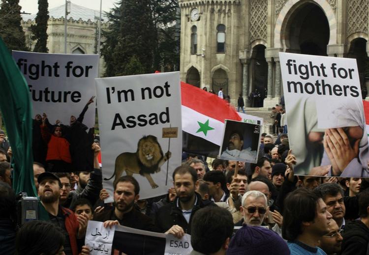 Utilfredshed. Syrerne har demonstreret mod regimet og den undtagelsestilstand, som præsidenten Bashar Al-Assad fastholder, i ugevis. Nu lover han at ophæve den i næste uge. 