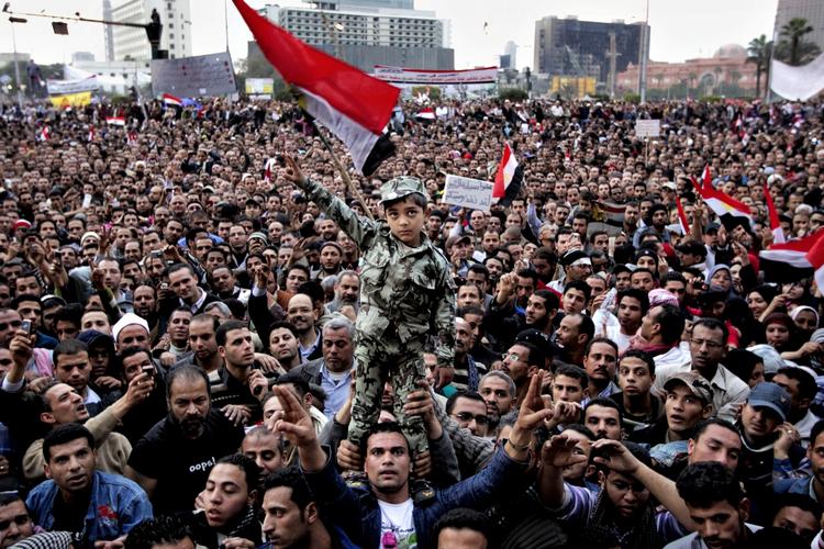 Egypten. Kritiske stemmer bliver holdt nede af det nuværende diktatur. En ung blogger er bl.a. blevet fængslet i tre år for at være kritisk overfor militæret. 