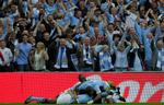 afgørelsen. Efter at have scoret sejrsmålet havnede Yaya Toure nederst i jubelbunken. 