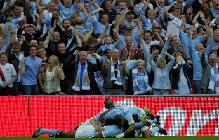 afgørelsen. Efter at have scoret sejrsmålet havnede Yaya Toure nederst i jubelbunken. 