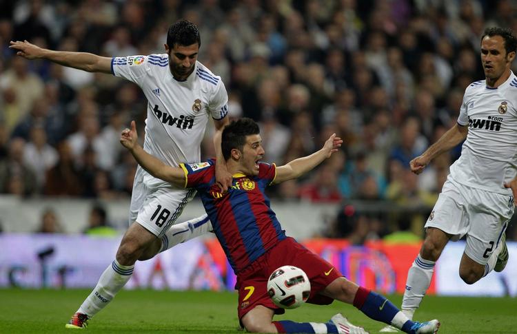 straffespark. Raul Albiol begår det straffespark på David Villa, der også kostede ham et rødt kort. 