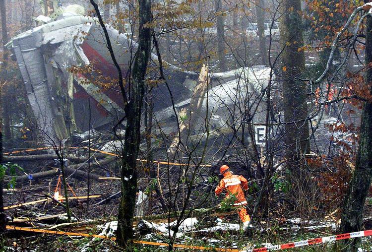 <br></br>Tykke skyer hænger lavt over Zürich, og lufthavnen i den schweiziske storby er indhyllet i slud, da flight 3597 nærmer sig landingsbane 28 sent om aftenen 24. november 2001. <br></br>  De to piloter i cockpittet fra selskabet Crossair er erfarne og har landet på netop denne bane adskillige gange før. Alligevel ender den korte tur fra den tyske hovedstad Berlin fatalt. <br></br>4 km før lufthavnen torpederer det britisk byggede Bae Avro RJ100-jetfly med fire motorer en skovklædt bakke, hvor det øjeblikkeligt bryder i brand og flænses i mindre stykker. 24 af de 33 ombordværende mister livet.  <br></br>Havariundersøgelserne fastslår efterfølgende, at flyets kaptajn, Hans Ulrich Lutz, fløj alt for tæt på landjorden, samt at hans »evne til at koncentrere sig og foretage de passende beslutninger såvel som hans evne til at analysere komplekse processer var negativt påvirket af fatigue«. 