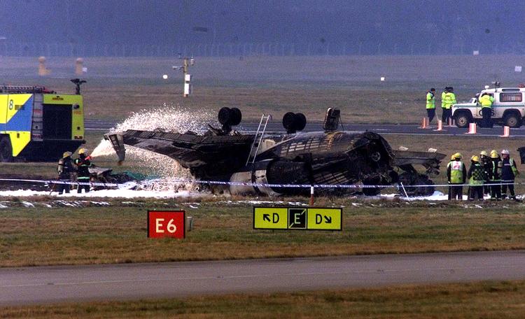 <br></br>Formiddagen er frostklar i Birmingham International Airport, da det lille, privatlejede Challenger 604-jetfly fra Canadair 4. januar 2002 får lov til at lette med kurs mod Bangor i USA. Om bord er flere fremtrædende erhvervsfolk fra USA, men de når aldrig tilbage til hjemlandet.  <br></br> Straks efter at jetflyet er lettet med 300 kilometer i timen, slår det et kraftigt sving til venstre. Flyet krænger så meget, at vingen snitter jorden. Maskinen rives ud af kurs og knuses mod jorden, hvor lækket brændstof antændes i en kraftig brand.  <br></br>Efterfølgende anslår eksperter, at fatigue, jetlag og indtag af medicin er årsagerne til, at de to piloter overså et flere millimeter tykt lag is på flyets vinger – et farligt fænomen, som kan gøre det umuligt at kontrollere flyet og derfor altid skal fjernes med kemikalier før takeoff. Piloterne havde dagen forinden været oppe før klokken fire og fløjet adskillige ture. 