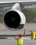 <br></br>Klokken er halv fire om morgenen 25. juni 2007, da fragtflyet fra Cathay Pacific skubbes ud på taxiwayen i Stockholms Arlanda-lufthavn af den såkaldte pushback-traktor. Traktoren er kun lige blevet koblet af flyets næsehjul, da de to piloter sætter flyet i bevægelse for at trille ud mod startbanen med kurs mod Dubai. <br></br>  De har imidlertid på dette tidspunkt endnu ikke fået signal til at starte, og traktorchaufføren samt en tekniker på landjorden må springe for livet, da den ene motor på det enorme flys vinge torpederer traktoren. Traktoren såvel som flyets motor får alvorlige skader, og brændstof siver efterfølgende ud på landjorden i store mængder. Ingen personer kommer noget til.  <br></br>Havarikommissionen fastslår efterfølgende, at stress og fatigue hos piloterne, der på ulykkestidspunktet havde været vågne i 18-20 timer, var medvirkende årsag. 