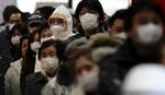 Stråling. Beboere nær Fukushima-værket venter på at blive scannet for radioaktivitet. 