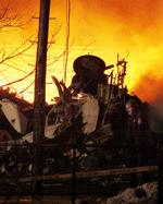 <br></br>Ordet fatigue – træthed – bliver for alvor kendt i USA 12. februar 2009 efter en kort, skæbnesvanger flyvning fra New York til Buffalo. Flight 3407 fra Colgan Air er allerede forsinket fra Newark Lufthavn, da maskinen pløjer sig gennem den snefyldte nat. Kun 5 km fra lufthavnen forsvinder flyet pludselig fra radaren. <br></br>Dash-flyet brager ned i en villa, og alle 49 ombordværende samt en beboer i villaen mister livet.   Undersøgelser afslører senere, at piloterne op til ulykken laver grove fejl og overhører flyets advarsler. <br></br>En kraftigt medvirkende årsag er fatigue: Den lavtlønnede styrmand Rebecca Shaw på 24 år havde fløjet hele natten på tværs af USA for at slippe for hotelregninger. Kaptajn Marvin Renslow på 47 var fløjet fra sit hjem i Florida aftenen inden, havde været på internettet klokken tre om morgenen og havde angiveligt kun fået et par timers søvn i Newark. 