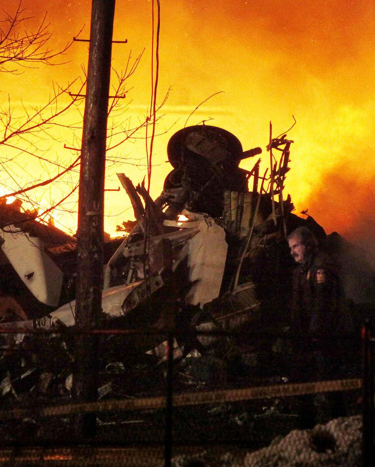 <br></br>Ordet fatigue – træthed – bliver for alvor kendt i USA 12. februar 2009 efter en kort, skæbnesvanger flyvning fra New York til Buffalo. Flight 3407 fra Colgan Air er allerede forsinket fra Newark Lufthavn, da maskinen pløjer sig gennem den snefyldte nat. Kun 5 km fra lufthavnen forsvinder flyet pludselig fra radaren. <br></br>Dash-flyet brager ned i en villa, og alle 49 ombordværende samt en beboer i villaen mister livet.   Undersøgelser afslører senere, at piloterne op til ulykken laver grove fejl og overhører flyets advarsler. <br></br>En kraftigt medvirkende årsag er fatigue: Den lavtlønnede styrmand Rebecca Shaw på 24 år havde fløjet hele natten på tværs af USA for at slippe for hotelregninger. Kaptajn Marvin Renslow på 47 var fløjet fra sit hjem i Florida aftenen inden, havde været på internettet klokken tre om morgenen og havde angiveligt kun fået et par timers søvn i Newark. 