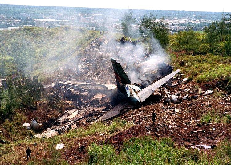 <br></br>Bortset fra en smule turbulens er Korean Air flight 801’s tur fra Seoul til Guam 6. august 1997 forløbet uden problemer. Men voldsomme regnskyl nær lufthavnen skaber vanskeligheder for piloterne, da de nærmer sig stillehavsøen klokken halv to om natten. <br></br>  Den store Boeing 747 får tilladelse til at lande, og på grund af vejret forsøger piloterne at foretage en instrumentlanding, hvor man kun benytter sig af instrumenternes data, da sigtbarheden er lav. Kaptajn Park Yong-chul bringer imidlertid flyet alt for hurtigt mod jorden, og 5 km før lufthavnen rammer flyet en bakke og bryder i brand. 228 mister livet.  <br></br>Havariundersøgelsen fastslår bagefter, at træthed – fatigue – hos kaptajnen var en medvirkende årsag. Han skulle egentlig have fløjet til Dubai, men var blevet overflyttet til den kortere Guam-rute, netop fordi han var for træt. 