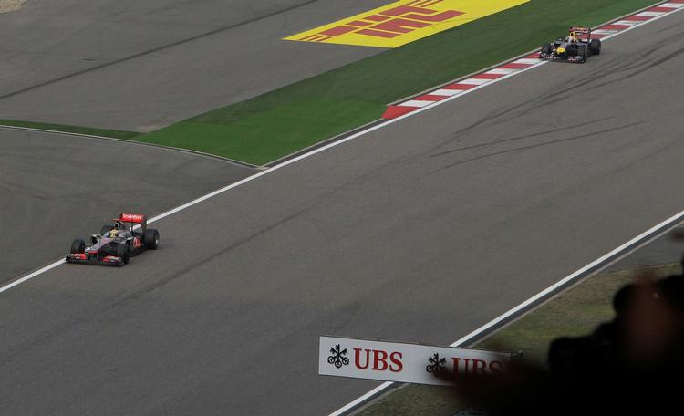 Marginalen. Med Sebastian Vettel bag sig kørte Lewis Hamilton først over målstregen i Shanghai. 