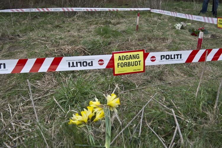 Minde. Gerningsstedet, hvor ægteparret blev dræbt, er nu pyntet med blomster. 