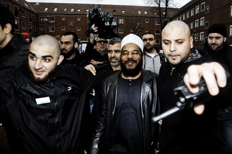 Prædikant. Bilal Philips på vej ind til sit oplæg. 
