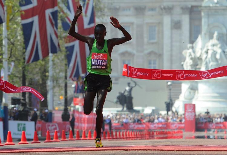 vinderen. Med 2.04,40 min. var Emmanuel Mutai 41 sekunder fra verdensrekorden, da han vandt London Marathon. 
