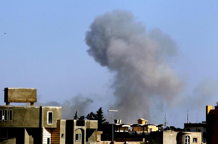 Eksplosion. Oprørere i Tripoli er gået over til guerillametoder i kampen mod Gaddafi. 