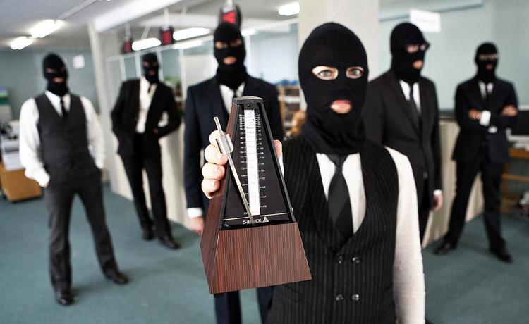 Metronom. Med en metronom som taktfast følgesvend terroriserer seks gakkede trommeslagere en svensk by. PR-foto 