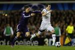 Dribler. Tottenham Hotspur's Gareth Bale, th, og Real Madrid's Mesut Ozil, tv,  i Champions League kvartfinalen 13. april. 