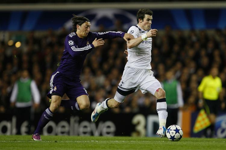 Dribler. Tottenham Hotspur's Gareth Bale, th, og Real Madrid's Mesut Ozil, tv,  i Champions League kvartfinalen 13. april. 