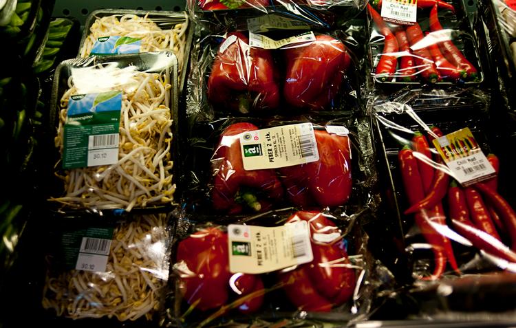På mærkerne. I stedet for at fokusere på datomærker skal forbrugerne snarere lære at vurdere de enkelte frugter og grøntsagers kvalitet, opfordrer forsker Merete Edelensbos.  Arkivfoto: Martin Slottemo Lyngstad 