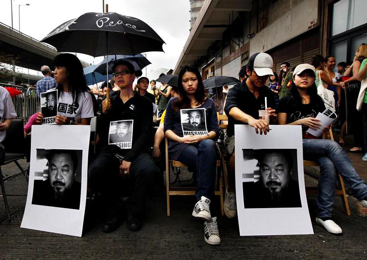 Stole-demo. Sid ned-protesterne var en slags genoplivning af en Ai Weiwei-installation fra 2007, hvor han havde anbragt 1.001 træstole fra Qing-dynastiet i Kassel i Tyskland. Her fra gårsdagens demonstration i Hongkong. 