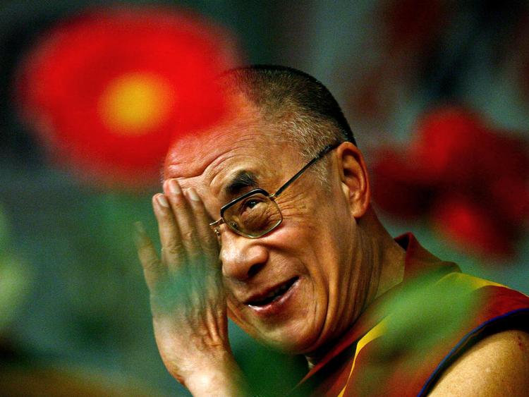 OVERHOVED. Dalai Lama er for nylig gået af som politisk leder for den eksil- tibetanske regering. Men dermed har han næppe tabt betydning som symbol for  tibetanernes ønske om åndelig og  religiøs frihed. Foto: Vincent Yu/AP 