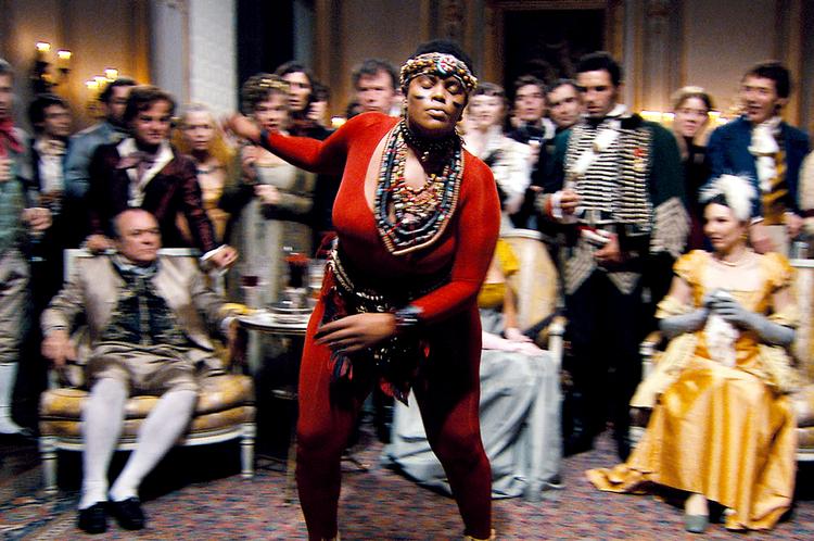 Brutaliet. Hun blev vist frem for den måbende offentlighed i Storbritannien og Frankrig. Skuespilleren Yahima Torres er Saartjie Baartman i filmen 'Black Venus', der bliver kaldt fransk films svar på  'Elefantmanden'. Foto fra filmen 