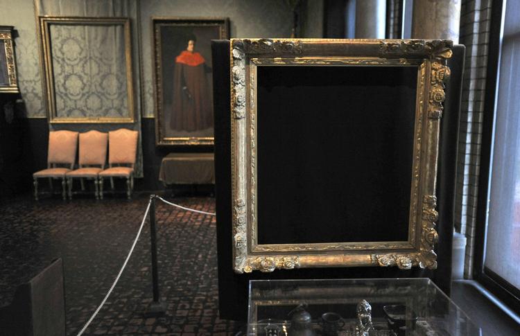 Kunst-fund. Der er tale om El Grecos 'Forkyndelsen' fra 1570 og Goyas 'Jomfruen fra Pilar viser sig' fra 1785. Billedet skildrer den tomme fornemmelse efter et kunsttyveri på  Isabella Stewart Gardner Museum i Boston. 