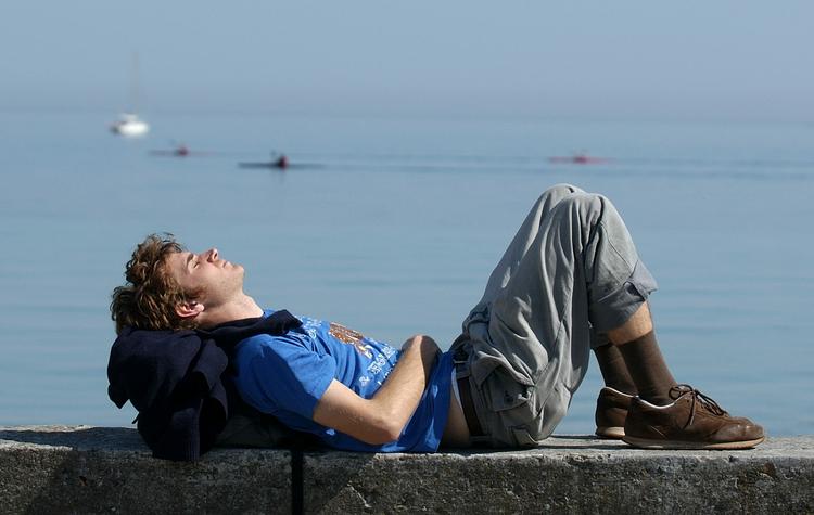 forebyggelse. Er UV-indekset over 3, bør man solbeskytte sig ved hjælp af skygge, beklædning, hat eller solcreme, hvis man opholder sig i solen i mere end 20 minutter ad gangen, lyder det fra Kræftens Bekæmpelse. 