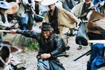 I '13 Assassins' tager Takashi Miike livtag med den klassiske samuraifilm og gør det overraskende seriøst - og sjovt. 