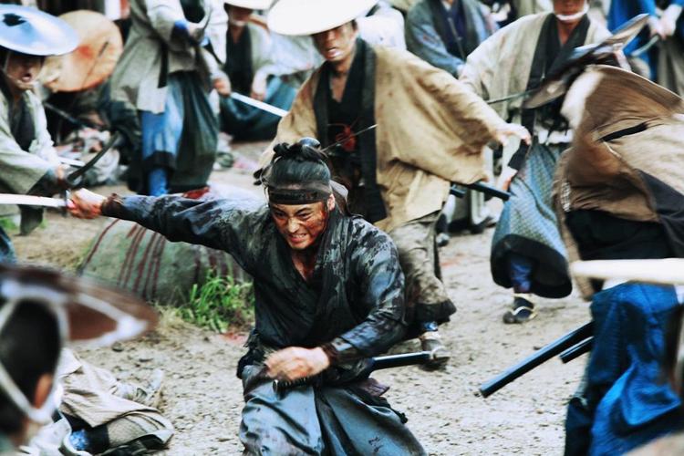 I '13 Assassins' tager Takashi Miike livtag med den klassiske samuraifilm og gør det overraskende seriøst - og sjovt. 