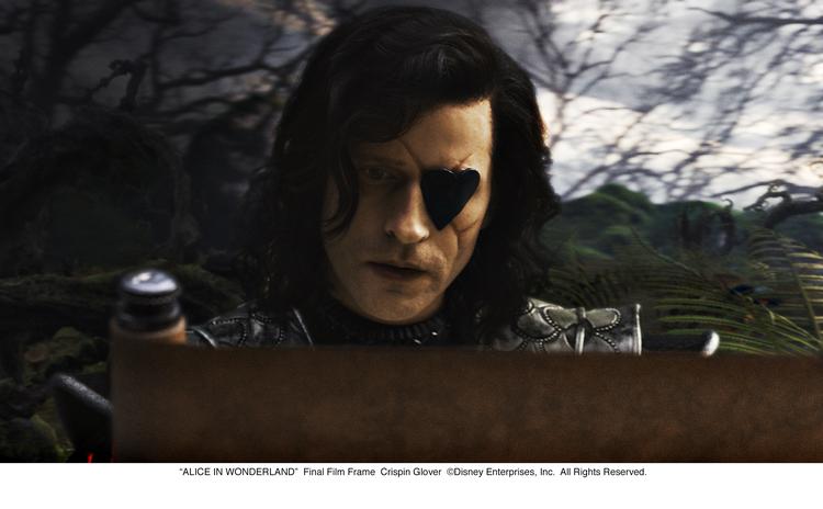 Instruktør. Crispin Glover bruger lønnen fra sine biroller i Hollywoodfilm eks. 'Alice i Eventyrland' til at lave sine egne film. De er så undergrund, at han selv står for fremvisningen af dem. 