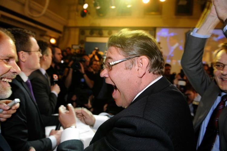 Valgsejr. Timo Soili jublede, da det viste sig, at valget var meget vel overstået for nationalistpartiet. 