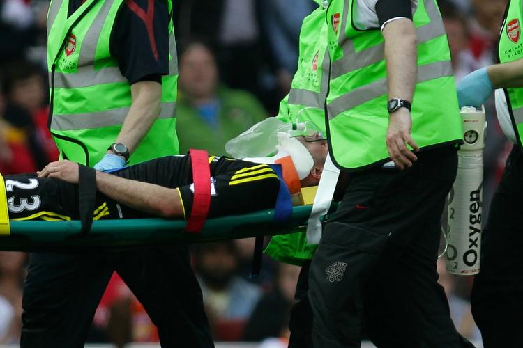 dramatisk. I bevidstløs tilstand blev Jamie Carragher båret fra banen, men Liverpoolspilleren blev hurtigt klar igen. 