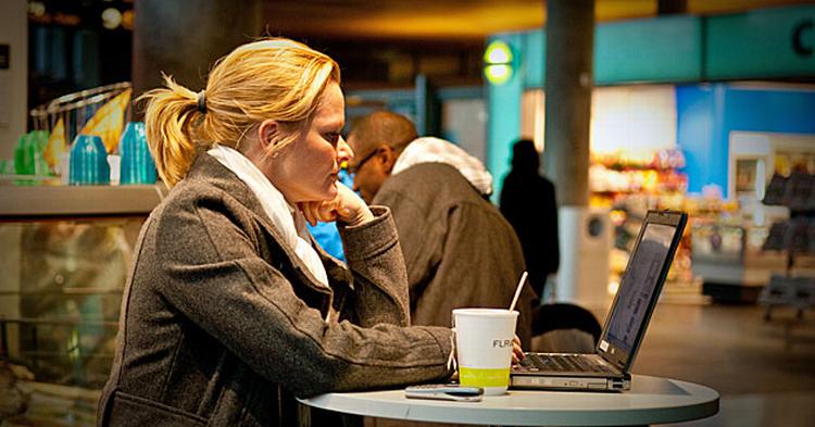 PASSAGERERNE har presset på, og nu får de muligheden for at gå gratis på nettet i de norske lufthavne. 