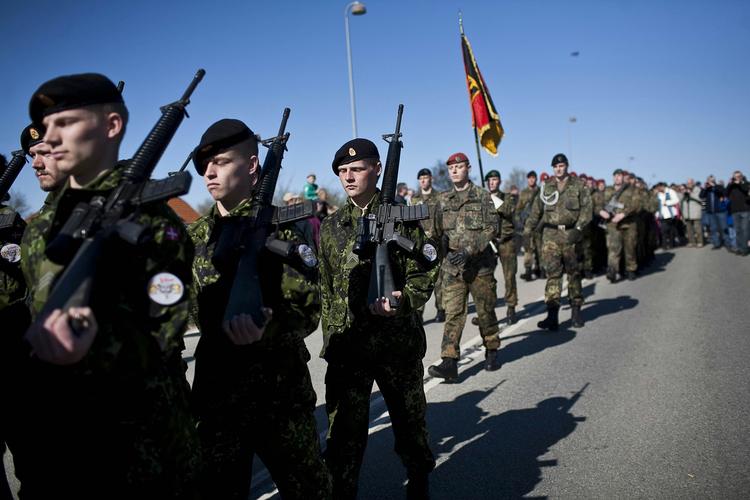 Mindemarch. Danske og tyske soldater gør fælles front på Dybbøl Banke i anledning af den årlige mindehøjtidelighed for slaget i 1864. 
