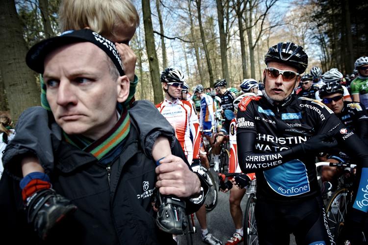 kaos. Mens holdleder Claus Hembo kun havde sin søn at slæbe på, fik løbsledelsen hele feltet på nakken, da søndagens Post Cup-løb endte i kaos og forvirring. 