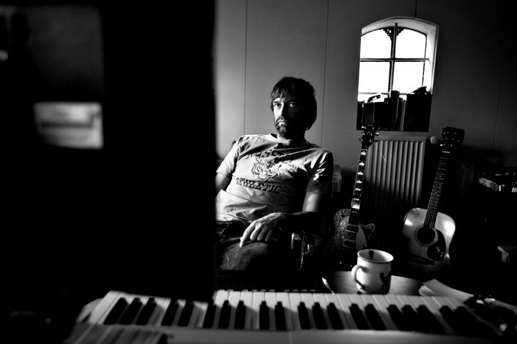 Fnis. Med sit første soloalbum forsætter Brygmann med at dyrke sin forkærlighed for sleazy musik og en basgang fra 1970’ernes overskudslager af vulgær funk. 