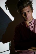 Skuespil. 'Fald nu ned' er musikken til en ny teaterkoncert som har Kenneth Thordal selv i hovedrollen. 