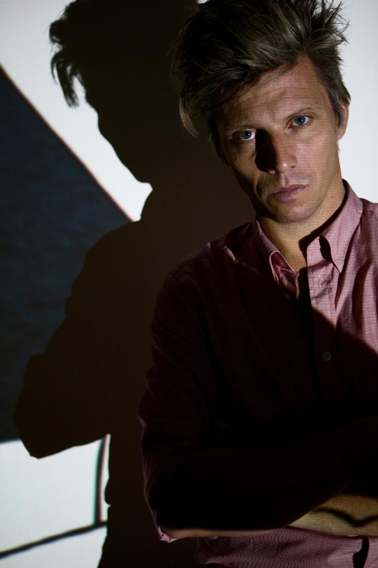 Skuespil. 'Fald nu ned' er musikken til en ny teaterkoncert som har Kenneth Thordal selv i hovedrollen. 