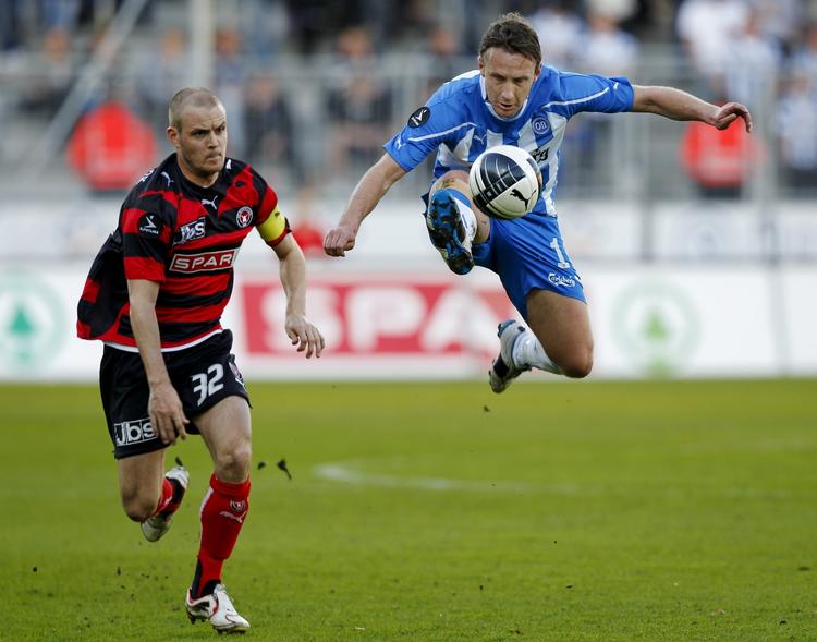 Kamp. FC Midtjyllands Kristian Bak og OBs Andreas Johansson i superligakampen på MCH Arena i Herning. 