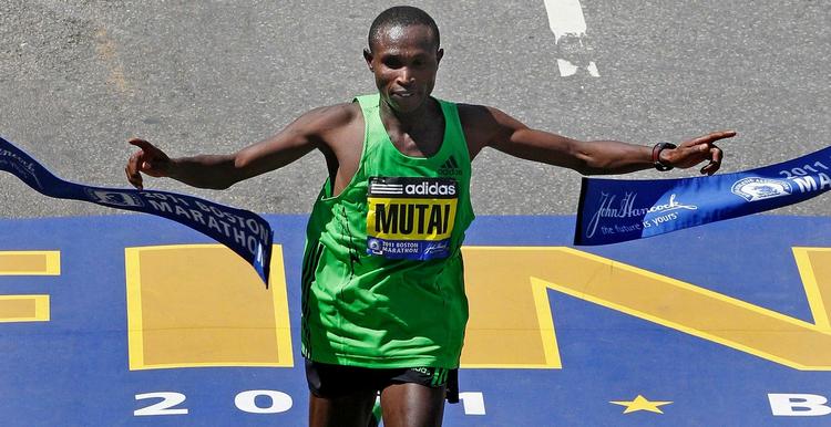 verdensrekord. Vinderen Mutai overhalede sin landsmand Mosop inden for de sidste kilometer på Boylstron Street. 