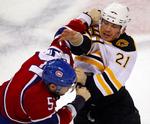 slagsmål. Andrew Ference (21) fra Boston Bruins lader temperamentet koge over i nævekamp med Montreal Canadiens Benoit Pouliot (57) i kvartfinalen i NHL. 