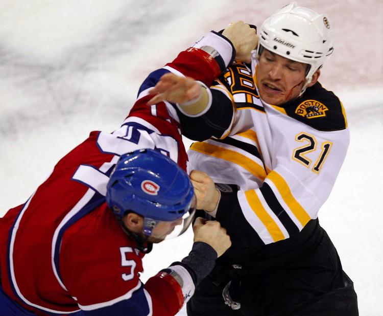 slagsmål. Andrew Ference (21) fra Boston Bruins lader temperamentet koge over i nævekamp med Montreal Canadiens Benoit Pouliot (57) i kvartfinalen i NHL. 