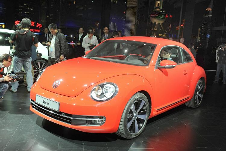 Fornyet. VW Beetle er nu blevet lavere og længere. VW vil dermed give den et mere maskulint udtryk. 